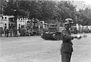パリ・シャンゼリゼ通りを行くSd.kfz.132