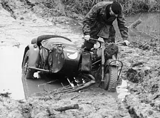 泥濘でスタックするサイドカー付きバイクの兵。1943年3月21日。