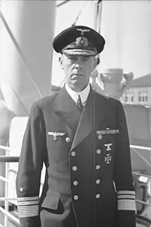 将校通常軍服（略式）のギュンター・リュッチェンス海軍大将
