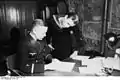 通常制服の将校と紺のセーラー服の水兵（1941年オランダ）
