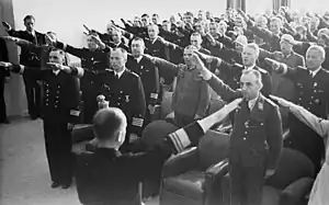 1941年、ナチス式敬礼を行うカール・デーニッツらドイツ海軍の海軍士官