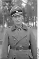 1943年、野戦灰色オーバーコートを着るジルヴェスター・シュタッドラー（ドイツ語版）親衛隊中佐（後に少将）