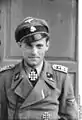 突撃砲兵の軍服を着るアドルフ・ギュンターSS上級曹長（1943年6月）