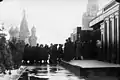 1924年5月に完成した初代の木造のレーニン廟を訪れるソ連市民、1925年。
