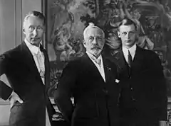 1927年、オランダ・ドールン館。左から息子ヴィルヘルム(元皇太子)、ヴィルヘルム2世、孫ヴィルヘルム。
