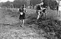 軍事訓練で野外電話線敷設を行うヒトラーユーゲント2名(1933年)