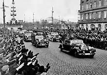 1938年3月、オーストリア併合後にウィーン市内をパレードするヒトラー