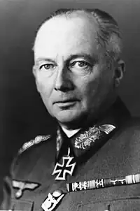 ギュンター・フォン・クルーゲ（1939年）。ドイツ軍では多く見られるタイプ。リボンの幅がオリジナルの綬と比べて狭い。他国の軍隊では、幅に関しては規定されていることが多いので、あまり見られない。