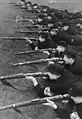 小銃の取り扱い方法を習うヒトラーユーゲント (1943年)