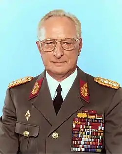東ドイツ・国家人民軍の将官(ハインツ・ケスラー国防相・上級大将)。