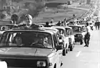 1989年、国境撤廃により国境検問所を西側へ向かう車列