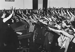 1934年、ベルリンの学校でのナチス式敬礼。この敬礼はドイツの学校で規則化された。