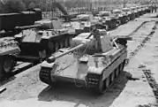 戦線へ送るため貨車に積載される新車のパンターD型 1943年