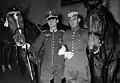 左のヘルマン・フォン・オッペルン＝ブロニコフスキー騎兵大尉が国軍時代の礼服を着ている。ちなみに右はデンマーク軍人（1936年）。