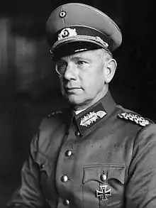 1933年、将官の軍服を着るヴァルター・フォン・ライヒェナウ少将