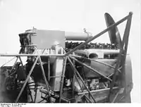 ドイツの複葉戦闘機に搭載されたガンカメラ／機体はフォッカー D.VII。ガンカメラはエルネマン社の、マシーネンゲヴェーアカメラ エルネマン。