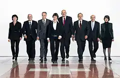 連邦参事会のメンバー7人と連邦事務総長（2007年）。左からロイトハルト、クリストフ・ブロッハー、モーリッツ・ロイエンベルガー、ミシュリン・カルミー＝レイ、パスカル・クシュパン、サミュエル・シュミット、ハンス＝ルドルフ・メルツ、アンネマリー・フーバー＝ホッツ連邦事務総長