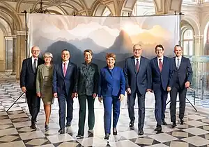 左からヴィクトル・ロッシ(英語版)連邦事務総長エリザベート・バウメ=シュナイダーイニャツィオ・カシス カリン・ケラー=ズッターヴィオラ・アムヘルトギー・パルムランアルベルト・レスティベアト・ヤンス(英語版)