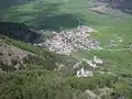 La frazione di Burgusio. In basso, l'abbazia di Monte Maria
