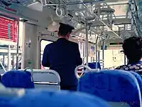 10系統と93系統には車掌が乗務し(左)、杉田駅前では車外に出てバスを誘導していた(右)(1994年12月10日撮影)