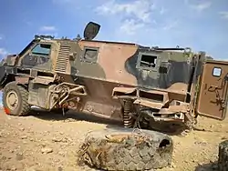 IEDによって大破したブッシュマスター装甲車。駆動系は破損しているが車体は無傷である。