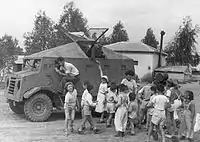 エジプト軍の攻撃に備えて、即席の装甲車両で避難するドロットのキブツの子どもたち、1948年。