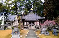 本堂（右）と大師堂