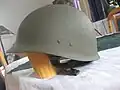 連邦軍で使用されていたM56ヘルメット。M1とは異なり内装をスチールシェルに直接取り付けるため、外面には内装固定用のリベットが見えている。