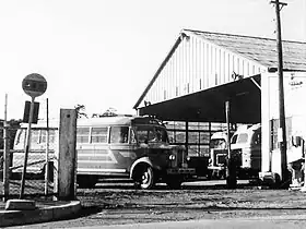 いすゞBX91(1950年式) 1161960年廃車戦後バス事業再開間もない頃に導入された新車(帝國車体架装)。背景は藤沢営業所奥田車庫。検修庫の中には民生BR351若しくはRF90若しくはRX80(奥)と日産NUR690(手前)と思われる2台が見える。