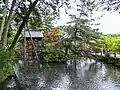 心字池。左奥に太鼓橋