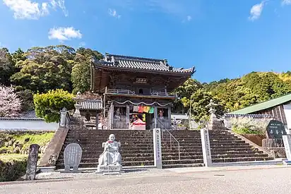 穏やかな田園の中にある平等寺