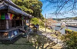 平等寺(左)と日亜化学工業発祥地(右奥)