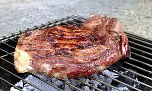 バーベキューで焼いたリブステーキ