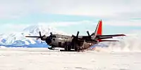 南極のマクマード基地に着陸するLC-130
