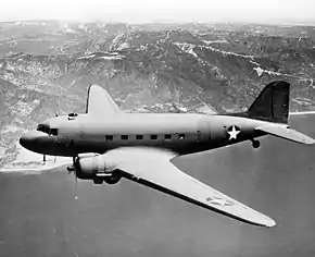 飛行するC-47 (1943年撮影)情報秘匿のため尾翼番号が消されている。