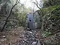 左側の渓流奥の砂防ダム