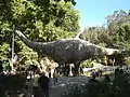 アセヴェド広場の恐竜公園内のディプロドカス