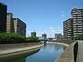 第二寝屋川と近鉄奈良線の交差を越えたところより下流を望む。見える橋は新田大橋。