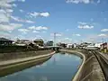 第二寝屋川新御厨橋から数十メートル下流の新御厨北大橋より下流を望む。見える橋は旧大阪中央環状線（府道2号線）である新御厨中橋。