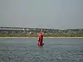 ヴォルガ川の浮標で遊ぶ子供たち