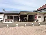駅舎の「えきかふぇSHIRAKAWA」と観光案内所(2013年3月)