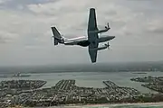 機体腹部に黒い流線型のレドームを持つC-12 輸送機