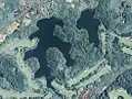 蛇池（左）と蓮池（右）。周辺はいづも大社カントリークラブ。国土交通省 国土地理院 地図・空中写真閲覧サービスの空中写真を基に作成（2015年撮影）。