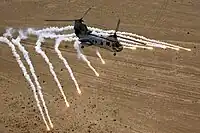 フレアを放出するCH-46
