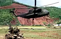 グレナダで作戦行動をとる海兵隊のCH-53 シースタリオンとZU-23-2対空機関砲