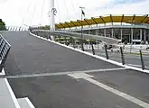スタジアムへと続く歩道橋