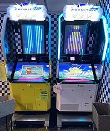 『チュウニズム サン』のアーケードゲーム筐体(左から新筐体、旧筐体)