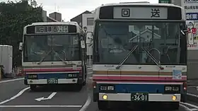 津山駅前交差点に停車しているNo.9207とNo.9301