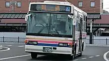フォグランプが省略されているため、元京王バスだとすぐにわかる
