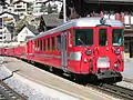 Bt 2251-2254形のBt 2254号車と2等客車2両、1等客車1両とDeh4/4形のシャトルトレイン、ブリーク・フィスプ・ツェルマット鉄道の新塗装、シュタルデン＝ザース駅、2003年
